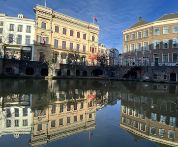 900633 Gezicht op de Winkel van Sinkel (Oudegracht 158) te Utrecht, met spiegeling in het water van de Oudegracht. ...